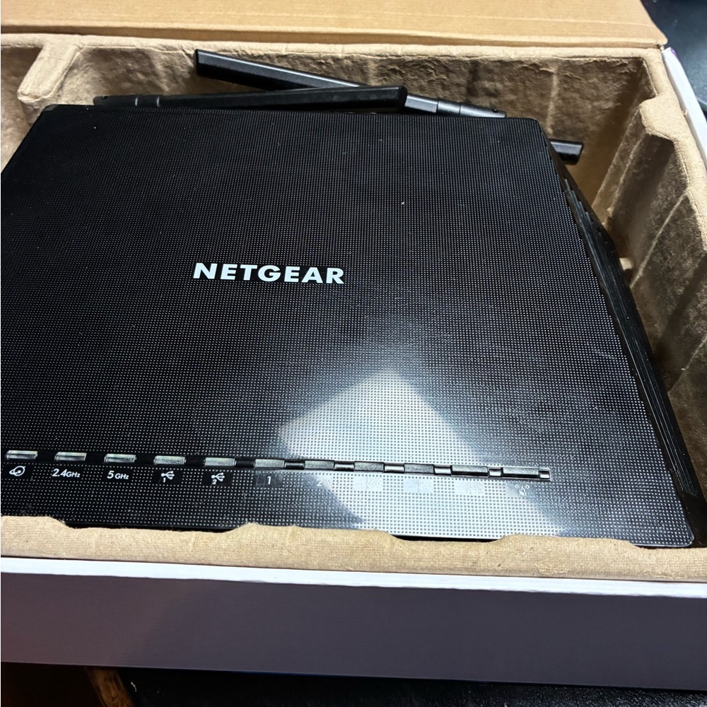 NETGEAR Black Wireless Router with Antennas - Picture 6 of 12